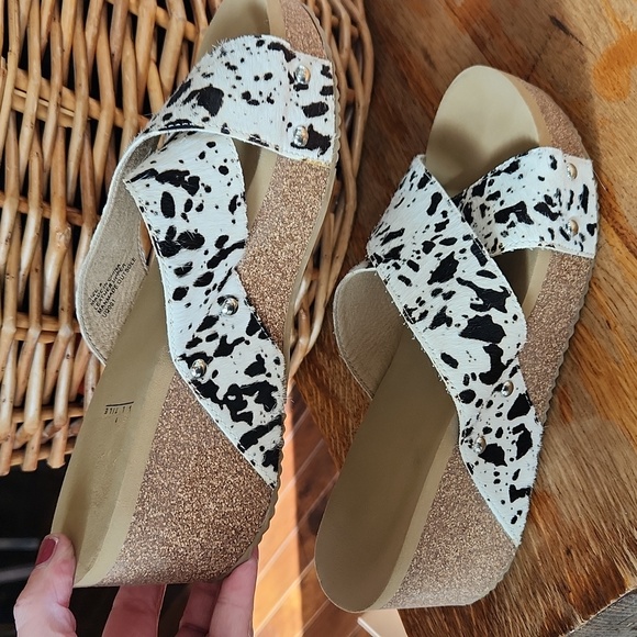 Very Volatile Chocolate Chip Wedge Sandals White Black Sz 8 Cow Hair Print - Picture 6 of 11